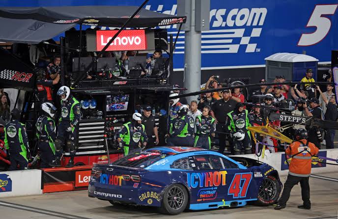 Ricky Stenhouse Jr. PUNCHES Kyle Busch: North Wilkesboro