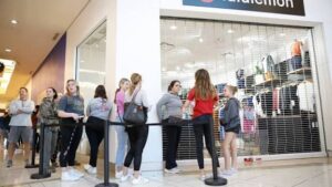 Wall Street Mixed Rally Holds: Lululemon Soars, AI Sector Sags