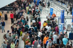 TSA Chaos : airport security lines surge, US travel de