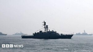 Submarine Strike : US torpedo sinks Iran warship, naval war surge