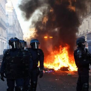 400K RIOTERS FRANCE UNREST: Cost-Of-Living Violence Escalates As Protests Spread Into Italy And Spain